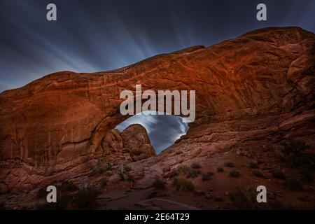 Arco della finestra Nord nel Parco Nazionale degli Arches, Utah. Ora blu Foto Stock