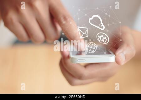 Icone dei messaggi sullo schermo virtuale. Concetto di comunicazione.mano utilizzando il telefono con icona e-mail, concetto e-mail Foto Stock