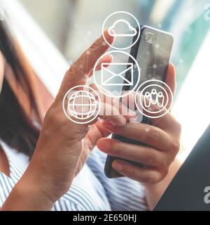 Icone dei messaggi sullo schermo virtuale. Concetto di comunicazione.mano utilizzando il telefono con icona e-mail, concetto e-mail Foto Stock
