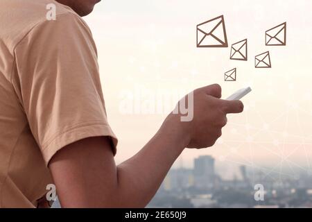 Icone dei messaggi sullo schermo virtuale. Concetto di comunicazione.mano utilizzando il telefono con icona e-mail, concetto e-mail Foto Stock