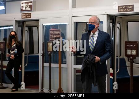 Il senatore degli Stati Uniti Jerry Moran (repubblicano del Kansas) cammina attraverso la metropolitana del Senato per un voto procedurale del Senato per avanzare la nomina di Alejandro Mayorkas come segretario della sicurezza della patria, al Campidoglio degli Stati Uniti a Washington, DC, giovedì 28 gennaio 2021. Credito: Rod Lammey/CNP /MediaPunch Foto Stock