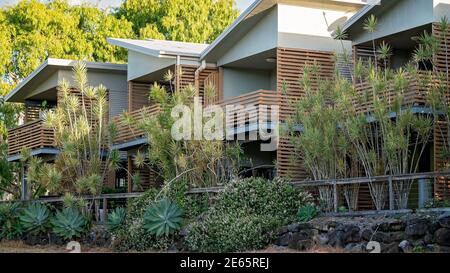 Mackay, Queensland, Australia - Gennaio 2021: Una fila di appartamenti residenziali in un sobborgo verdeggiante Foto Stock