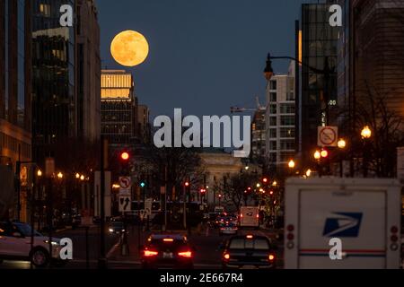 Washington, Stati Uniti. 28 Gennaio 2021. La luna piena è vista guardando ad est a Washington, DC giovedì 28 gennaio 2021. La maggior parte delle volte, la luna piena non è perfettamente piena. Vediamo sempre lo stesso lato della luna, ma parte di essa è in ombra. Solo quando la luna, la Terra e il sole sono perfettamente allineati è la luna piena al 100%, e quell'allineamento produce un'eclissi lunare. Foto di Ken Cedeno/UPI Credit: UPI/Alamy Live News Foto Stock