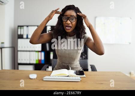 Arrabbiato triste discutere con Boss Woman in videoconferenza Foto Stock