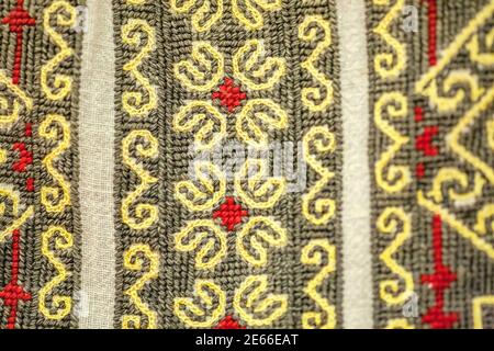 Tradizionale ricamo folk rumeno dettaglio sui costumi popolari. Foto Stock
