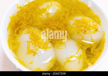 Palle di riso tangyuan o glutinoso cinese con petalo di crisantemo Foto Stock