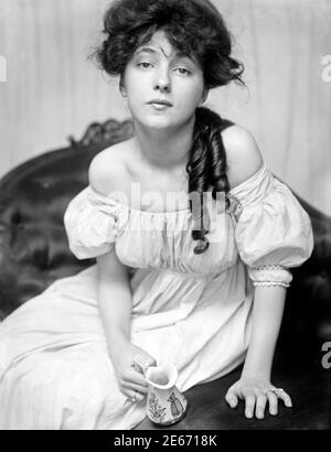 Evelyn Nesbit circa 1900 in un momento in cui essa è stata portata in studio da Stanford White Foto Stock