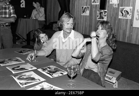 Jon Voigt e Jane fonda autogrpahing foto a Flippers Roller disco evento a sostegno di era, LosAngeles, ottobre. 29, 1978 Foto Stock