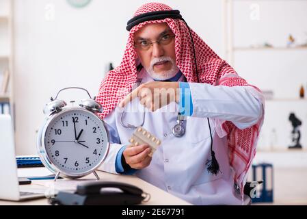 Medico arabo maschile esperto nel concetto di gestione del tempo Foto Stock