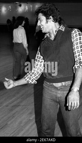 L'attore Erik Estrada di chip scherzando mette la sua mano fuori Per fare un giro all'era Event al flippers Roller rink nel 1978 Foto Stock