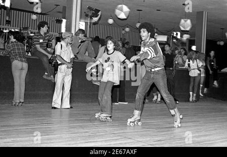 Bobby Hegyes dello show televisivo Welcome Back Kotter al Flippers Roller Boogie Palace a West Hollywood, California, USA, 1978 Foto Stock