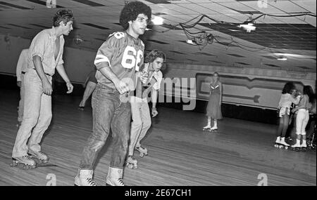 Richard Gere (all'estrema sinistra) E Bobby Hegyes (al centro) presso il flippers Roller Boogie Palace in 1978 Foto Stock