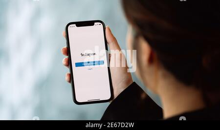 CHIANG mai, THAILANDIA - 17 GENNAIO 2021 : un iPhone Apple che mostra l'applicazione instagram insieme ad altri loghi stampati instagram. Instagram è un Foto Stock