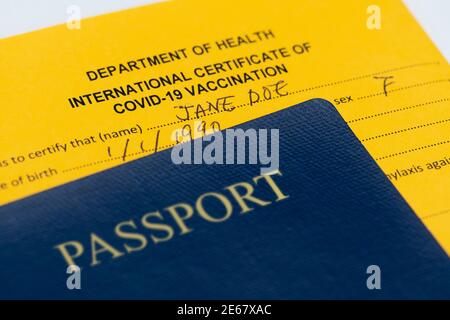 Macro shot del medico che rilascia il certificato di vaccinazione internazionale Covid-19 Foto Stock