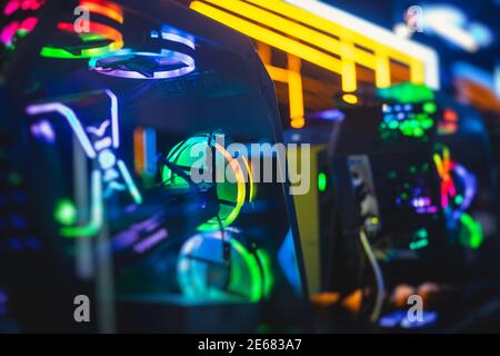 Vista del PC per giochi con luci LED rgb, potente personal computer di fascia alta, assemblato con componenti hardware, a casa o nell'arena del cybersport Foto Stock