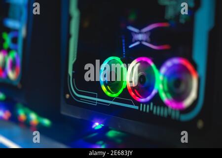 Vista del PC per giochi con luci LED rgb, potente personal computer di fascia alta, assemblato con componenti hardware, a casa o nell'arena del cybersport Foto Stock