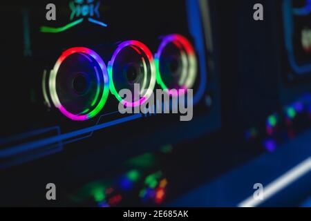 Vista del PC per giochi con luci LED rgb, potente personal computer di fascia alta, assemblato con componenti hardware, a casa o nell'arena del cybersport Foto Stock