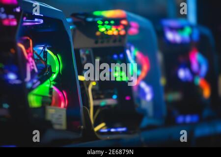 Vista del PC per giochi con luci LED rgb, potente personal computer di fascia alta, assemblato con componenti hardware, a casa o nell'arena del cybersport Foto Stock