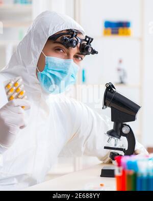 Il farmaco il concetto di sintesi con il farmacista lavorando nel laboratorio di ricerca Foto Stock