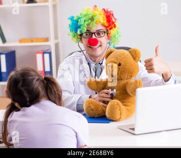 La divertente pediatra con bambina a regolari check-up Foto Stock