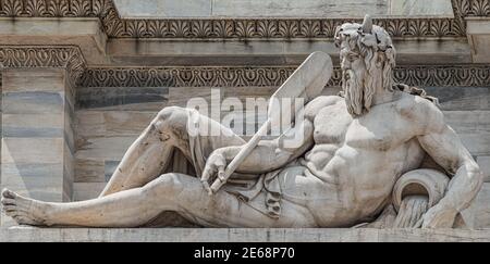 Sculture di Roma presso l'Arco del Trionfo del Nettuno chiamato Arco della Pace (porta Sempione) nel centro storico di Milano, Parco Sempione, Italia. Foto Stock