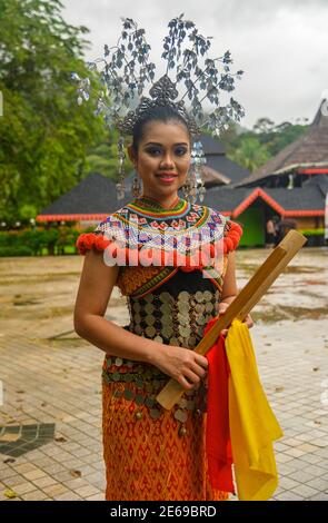 Donna che indossa abiti tradizionali IBAN al Villaggio Culturale Sarawak Foto Stock