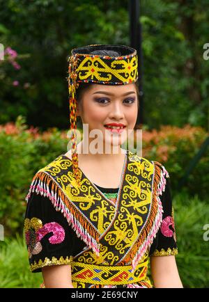 Donna che indossa il costume di Orang Ulu al Villaggio Culturale Sarawak Foto Stock