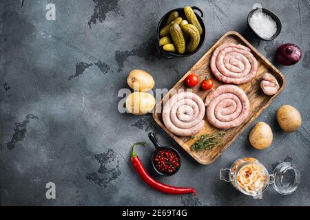 Salsicce tradizionali tedesche con purè di patate e Sauerkraut, su sfondo grigio, vista dall'alto piatto, con spazio per il testo copyspace Foto Stock