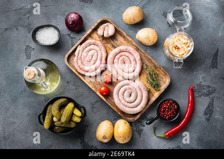 Salsiccia bavarese purè di patate e cavolo acaro, su sfondo grigio, vista dall'alto piatto Foto Stock
