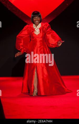 Cicely Tyson indossa la Red Dress Collection di Heart Truth cammina lungo la pista presso la tenda di Bryant Park il 13 febbraio 2009 a New York City. Foto Stock