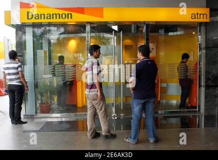 Le Macchine Atm Di Dbs Bank In Singapore Foto Stock Alamy