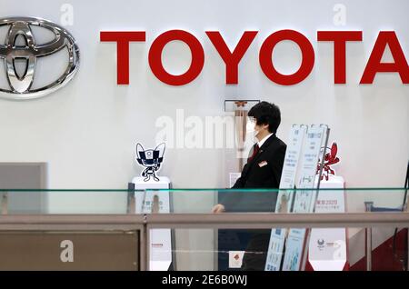 Dicembre 10, 2020, Tokyo, Giappone - questa immagine del file scattata il 10 dicembre mostra uno showroom del gigante automobilistico giapponese Toyota Motor a Tokyo. Toyota gruppo compreso Daihatsu e Hino è diventato il venditore di automobile superiore del mondo in 2020 per la prima volta in cinque anni, riferito il 28 gennaio 2021. (Foto di Yoshio Tsunoda/AFLO) Foto Stock