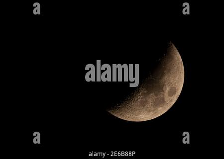 Primo piano isolato super teleobiettivo immagine della luna al cielo notturno durante la fase di ceretta crescente. Dettagli dei crateri e il mare di tranquillità i Foto Stock