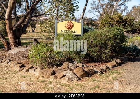 Un cartello di benvenuto Meridian in un arbusti nativi australiani Un giardino paesaggistico di piante indigene australiane Foto Stock