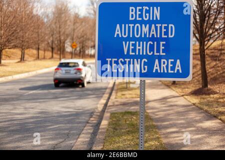 Primo piano immagine isolata di un cartello stradale vicino a Washington DC che dice: Inizia l'area di test dei veicoli automatizzati. Questo è uno dei pochi punti negli Stati Uniti dove se Foto Stock