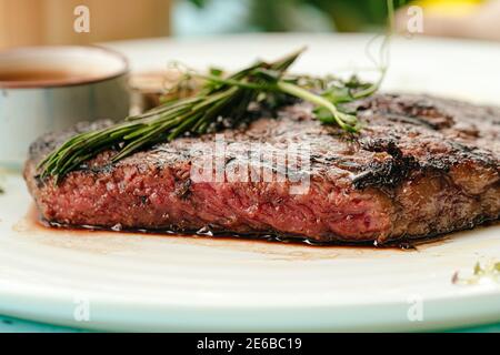 Primo piano su manzo arrosto media bistecca rara Foto Stock
