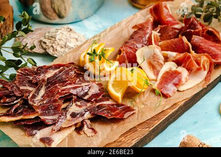 Piatto di antipasti di carne essiccata sulla tavola di legno Foto Stock