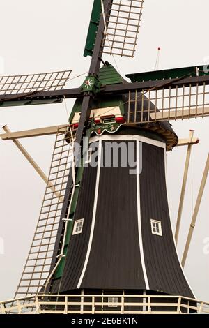 Haarlem, Olanda, 06-15-2010: La versione restaurata del famoso Mulino di Adrian che per secoli ha dominato lo skyline di Haarlem come un simbolo Foto Stock