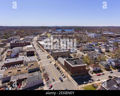 Vista aerea del centro storico di Wakefield su Main Street a Wakefield, Massachusetts, Massachusetts, Stati Uniti. Foto Stock