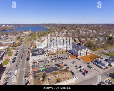 Vista aerea del centro storico di Wakefield su Main Street a Wakefield, Massachusetts, Massachusetts, Stati Uniti. Foto Stock