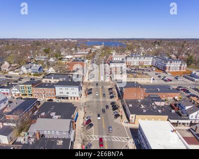 Vista aerea del centro storico di Wakefield su Main Street a Wakefield, Massachusetts, Massachusetts, Stati Uniti. Foto Stock