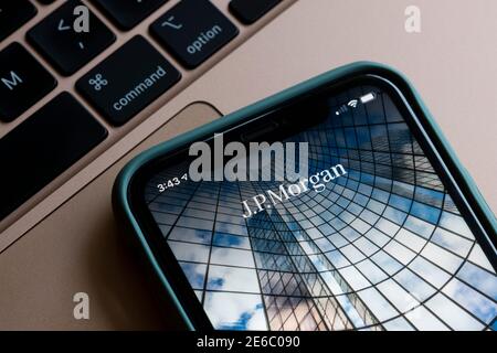 Primo piano del J.P. Logo Morgan visto sul J.P. Schermata di benvenuto dell'app mobile Morgan su un iPhone. J.P. Morgan è un'azienda globale di servizi finanziari. Foto Stock