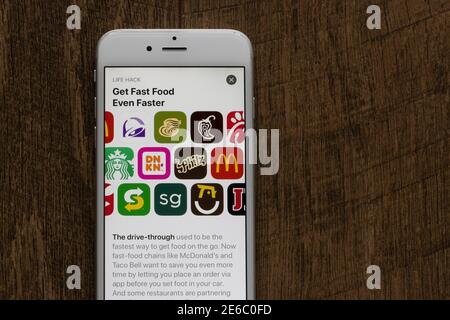 Le applicazioni assortite di fast food si trovano su un iPhone: McDonald's, Taco Bell, Panera Bread, Chipotle, Chick-fil-A, Starbucks, Dunkin', Philz Coffee e così via Foto Stock
