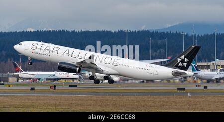 Richmond, British Columbia, Canada. 28 Gennaio 2021. Un Air Canada Airbus A330-300 Widebody Jet (C-GEGP), dipinto in speciale livrea Star Alliance, decollerà dall'aeroporto internazionale di Vancouver. Credit: Bayne Stanley/ZUMA Wire/Alamy Live News Foto Stock