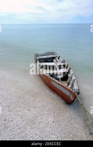 Battello a remi dilapidato sulla spiaggia di Celustun, Penisola dello Yucatan, Messico Foto Stock