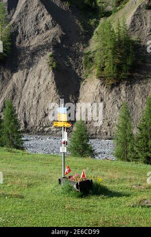 Cartelli escursionistici al confine con il Parco Nazionale Svizzero vicino A Parkhuette Varusch Foto Stock