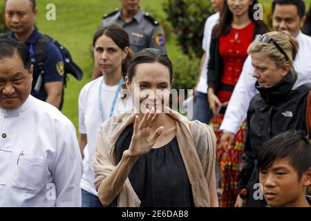 L'inviato speciale dell'UNHCR Angelina Jolie Pitt (C) fa un'onda ai tifosi quando arriva all'aeroporto di Myitkyina, capitale di Myitkyina, nello stato di Kachin, Myanmar, il 30 luglio 2015. REUTERS/Soe Zeya Tun