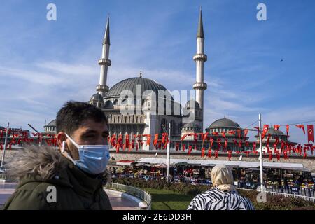 Le persone che indossano maschere facciali camminano su una strada a İstanbul, Turchia, il 28 gennaio 2021. La Turchia ha registrato più di 7,200 nuovi casi di coronavirus, i dati del Ministero della Salute hanno mostrato alla fine di giovedì. In base ai dati, in tutto il paese sono stati confermati 7,279 casi, di cui 670 sintomatici. Il caso complessivo della Turchia è di oltre 2.45 milioni, mentre il numero delle vittime a livello nazionale è di 25,605, con 129 vittime nel corso dell'ultimo giorno. Foto di Ihsan Sercan Ozkurnazli/Depo Foto/ABACAPRESS.COM Foto Stock