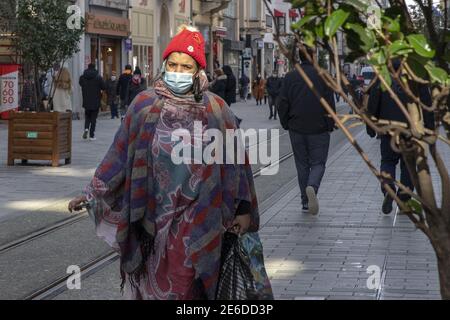 Le persone che indossano maschere facciali camminano su una strada a İstanbul, Turchia, il 28 gennaio 2021. La Turchia ha registrato più di 7,200 nuovi casi di coronavirus, i dati del Ministero della Salute hanno mostrato alla fine di giovedì. In base ai dati, in tutto il paese sono stati confermati 7,279 casi, di cui 670 sintomatici. Il caso complessivo della Turchia è di oltre 2.45 milioni, mentre il numero delle vittime a livello nazionale è di 25,605, con 129 vittime nel corso dell'ultimo giorno. Foto di Mine Toz- Depo Foto/ABACAPRESS.COM Foto Stock