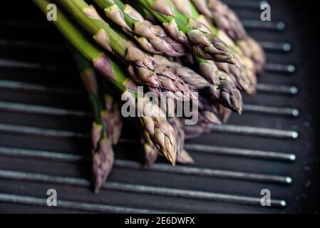 Asparagi verdi freschi sulla padella alla griglia. Cucina pasto sano. Verdure grigliate al barbecue. Concetto VEG. Primo piano. Foto Stock